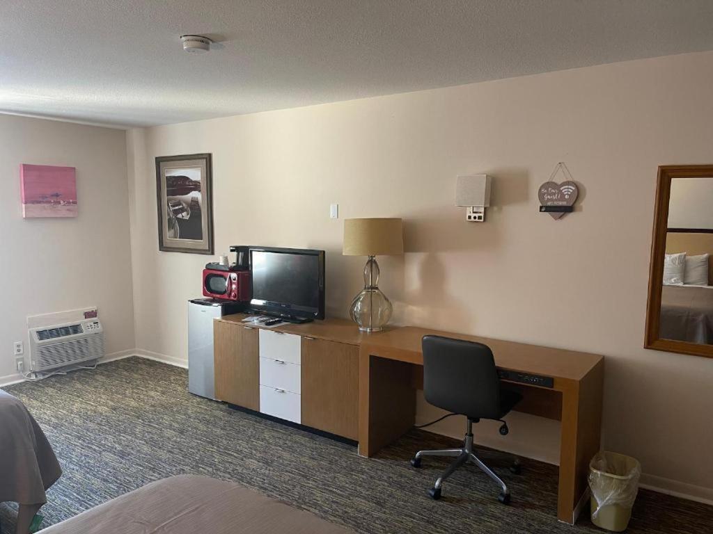 Camp Inn Lodge Au Sable Екстер'єр фото