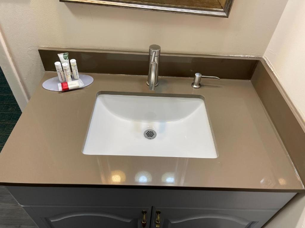 Camp Inn Lodge Au Sable Екстер'єр фото